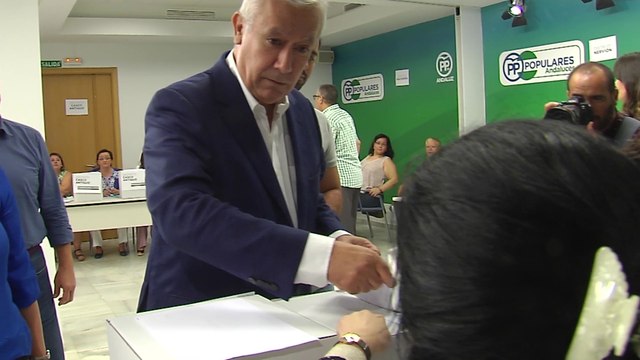 Javier Arenas vota para elegir al presidente del PP