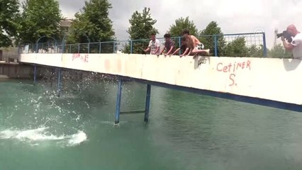 Polis çocukları sulama kanalından çıkarıp havuza götürdü