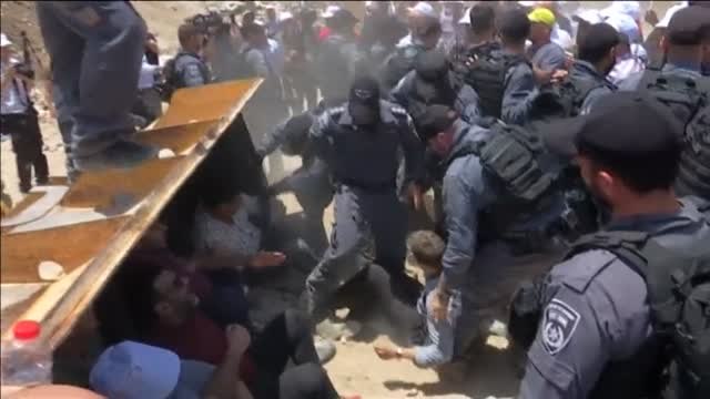 La policía israelí trata de desocupar una aldea beduina en Cisjordania
