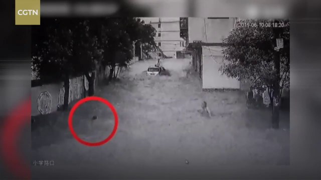 Un homme sauve deux enfants d'une inondation en moins de deux minutes