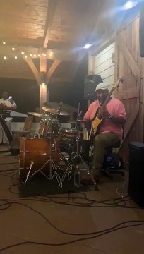 Batterie et Guitare en même temps, il joue comme un dieu à un mariage !