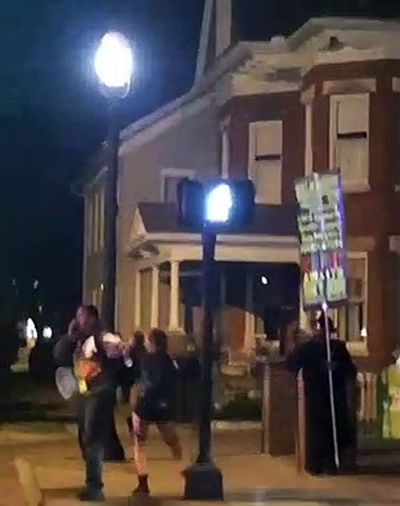 Lara Croft fait du twerk sur un prêcheur religieux en pleine rue !