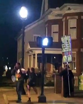 Lara Croft fait du twerk sur un prêcheur religieux en pleine rue !