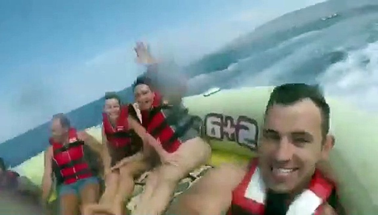 Elle se fait éjecter de la bouée tractée par un bateau !