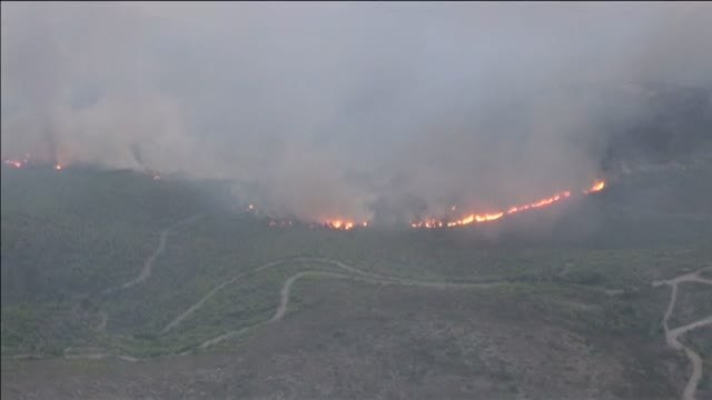 Imágenes aéreas de los incendios que asolan los alrededores de Atenas