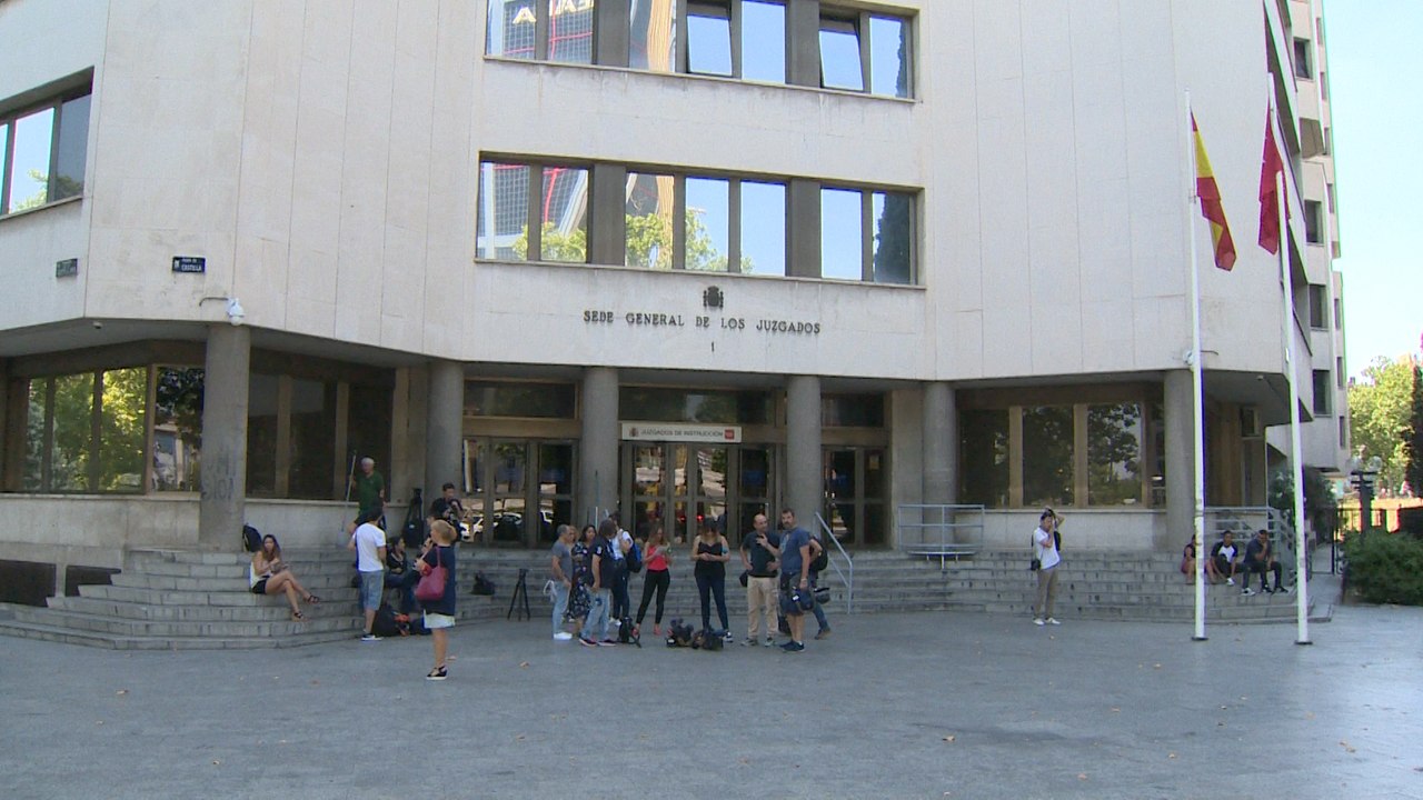 Cifuentes elude a los periodistas en su entrada a los juzgados