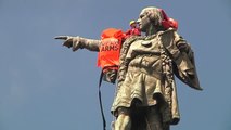 Open Arms coloca un chaleco salvavidas en la estatua de Colón