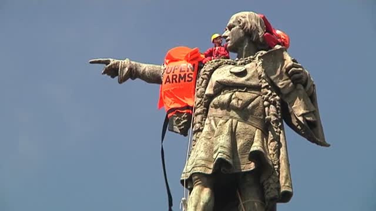 Open Arms coloca un chaleco salvavidas en la estatua de Colón