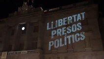 Òmnium proyecta un mensaje separatista en la fachada del Ayuntamiento de Barcelona