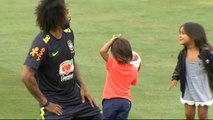 Los jugadores de la selección de Brasil reciben la visita de los familiares en el entrenamiento