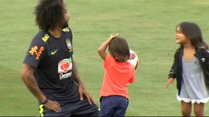 下载视频: Los jugadores de la selección de Brasil reciben la visita de los familiares en el entrenamiento