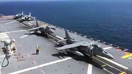 Caza ruso sobrevolando al portaaviones Juan Carlos I