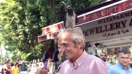 Yanından ayırmadığı keçisiyle evcilleştirdiği kargaları arkadaş oldu