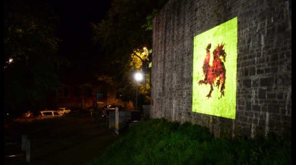 Un coq ensanglanté projeté sur le Parlement wallon pour dénoncer l'exportation d'armes