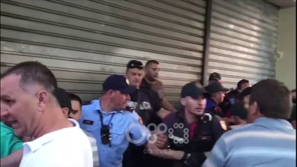 RTV Ora -  30 minuta përplasje me policinë, digjet klasa me materiale zgjedhore