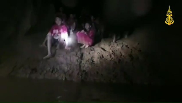 Equipos de rescate encuentran a los menores atrapados en una cueva