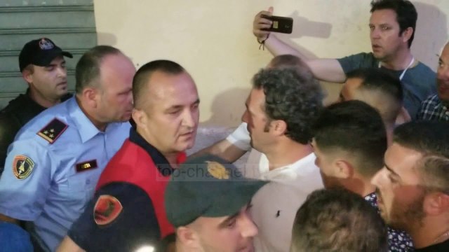 Përfaqësuesit e PD-së djegin materialet zgjedhore në shkollë në Shkodër