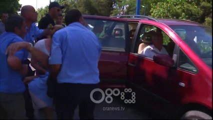 RTV Ora - Kamez, polici bashkiak humb ndjenjat pas perdorimit te gazit per te shperndare turmen