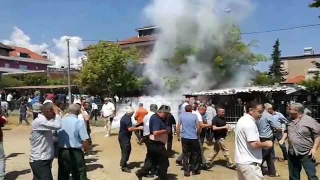 Përplasje e tension, militantët e PD së i mësyjnë KZAZ s së Burrelit, policia hedh gaz lotsjellës