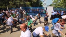 Report TV - Momenti kur policia shpërndan me gaz lotsjellës militantët e PD që sulmuan KZAZ në Kamëz