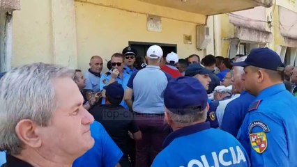 “Lufta për KZAZ-të”/ Përdoret gazi lotsjellës në Burrel- Top Channel Albania - News - Lajme