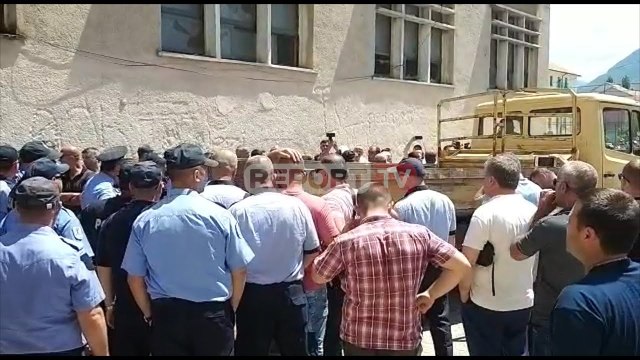 Report TV - Militantët e PD-së tentojnë te futen me kamionçinë te KZAZ në Kukës