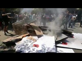 Pushtohet KZAZ në Burrel, mbështetësit e opozitës djegin materialet zgjedhore