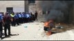 Report TV - Kukës militantët djegin goma para KZAZ, policit bashkiak i bie të fikët