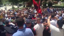Report TV - Përplasje dhe tensione në Berat, pas një ore qëndresë largohen militantët e opozitës