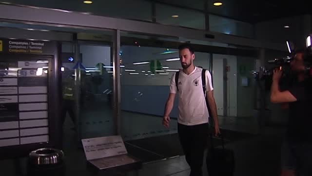 Piqué no confirma su retirada de la selección a su llegada a Barcelona