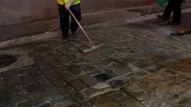 Pamplona prepara el suelo para los encierros de San Fermín