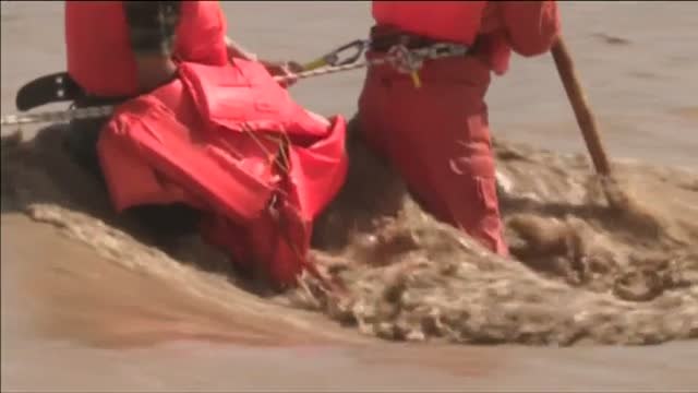 Difícil rescate en China a un matrimonio atrapado por las inundaciones