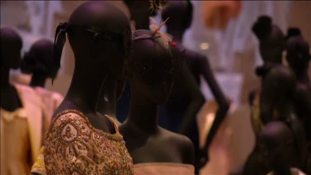 La mayor exhibición de Christian Dior se traslada al museo Victoria & Albert de Londres