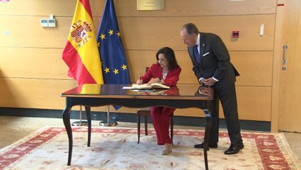 Robles lleva a cabo su primera visita oficial al CNI