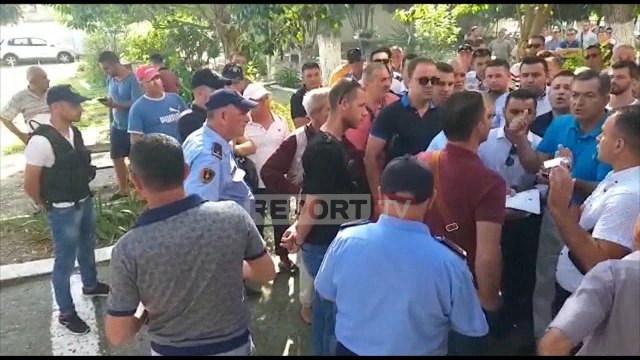 Me dekretin e Metës në dorë! Zyrtarë të bashkive PD LSI dhe militantë sulmojnë KZAZ të, hidhet gaz l