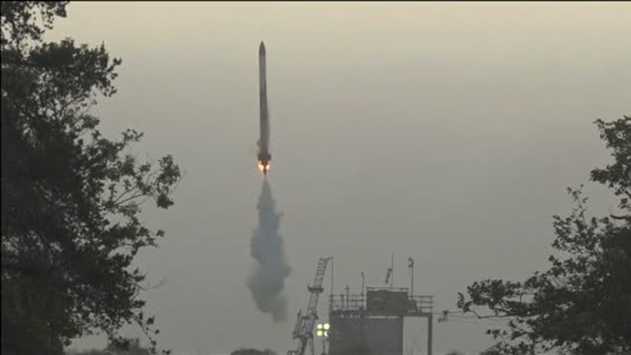 Espectacular explosión del cohete japonés MOMO-2 al fallar el despegue y estrellarse contra el suelo