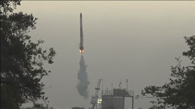 Espectacular explosión del cohete japonés MOMO-2 al fallar el despegue y estrellarse contra el suelo