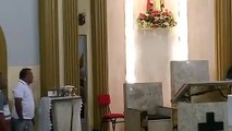Un homme casqué tente de voler dans une église