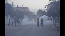 Kavajë/ Militantët e PD shkulin trotuaret dhe qëllojnë me gurë policët