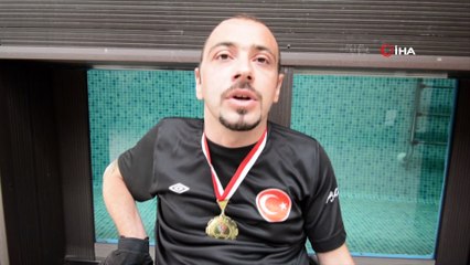 Omuriliği zedelendi, boynu kırıldı ama hayattan kopmadı