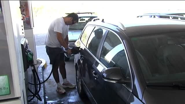Primera gran escapada del verano con el carburante por las nubes