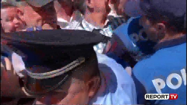 Sulmet ndaj KZAZ ve në Kavajë, Kukës, Mat dhe Klos, arrestohen zyrtarë të bashkive të PD së dhe mili