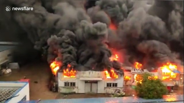 Parking lot fire sees thick smoke cover the skyline in eastern China