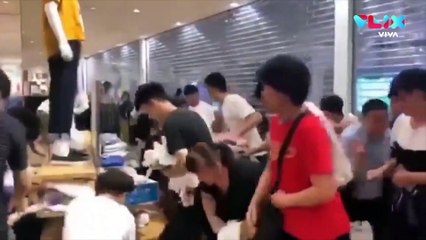 VIDEO: Ricuh Antrean Kaus Uniqlo X BT21