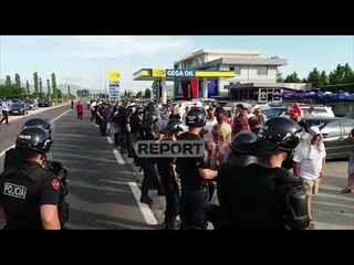 Militantët e PD në kryeqëzimin e Dajçit presin eskortën e Kryeministrit Rama