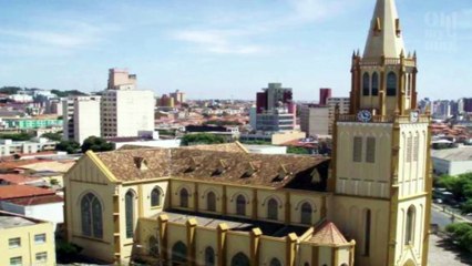 Cão invade missa e reação do padre conquista a internet