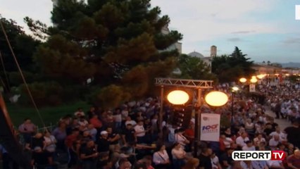 Rama respekton në heshtje thirrjen e ezanit: Po qeshja se m'u kujtua Luli