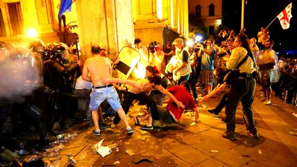 Georgia: Mass rally outside parliament over Russian MP's visit