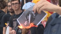 Concentrados contra el Rey cortan la vía y queman fotos Felipe VI