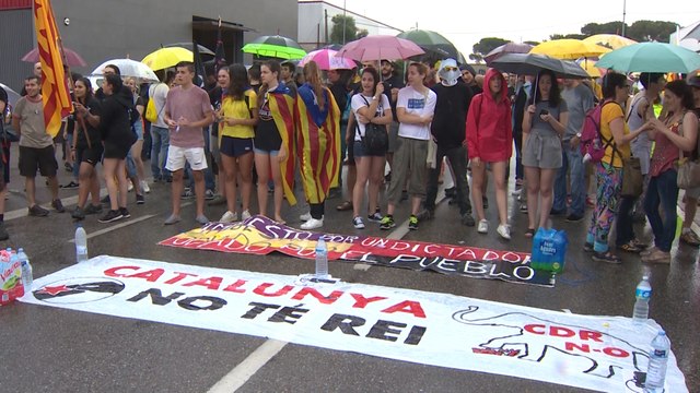 Concentraciones a favor y en contra del Rey antes de los premios FPdGi